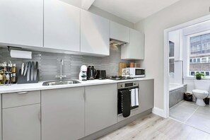 Wasserkocher mit Kaffee-/Teezubehör, Kühlschrank, Mikrowelle, Ofen