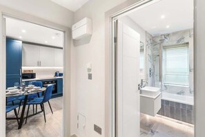 Coffee/tea maker, fridge, microwave, oven - Live Like a Local in Islington, London (Greater London)