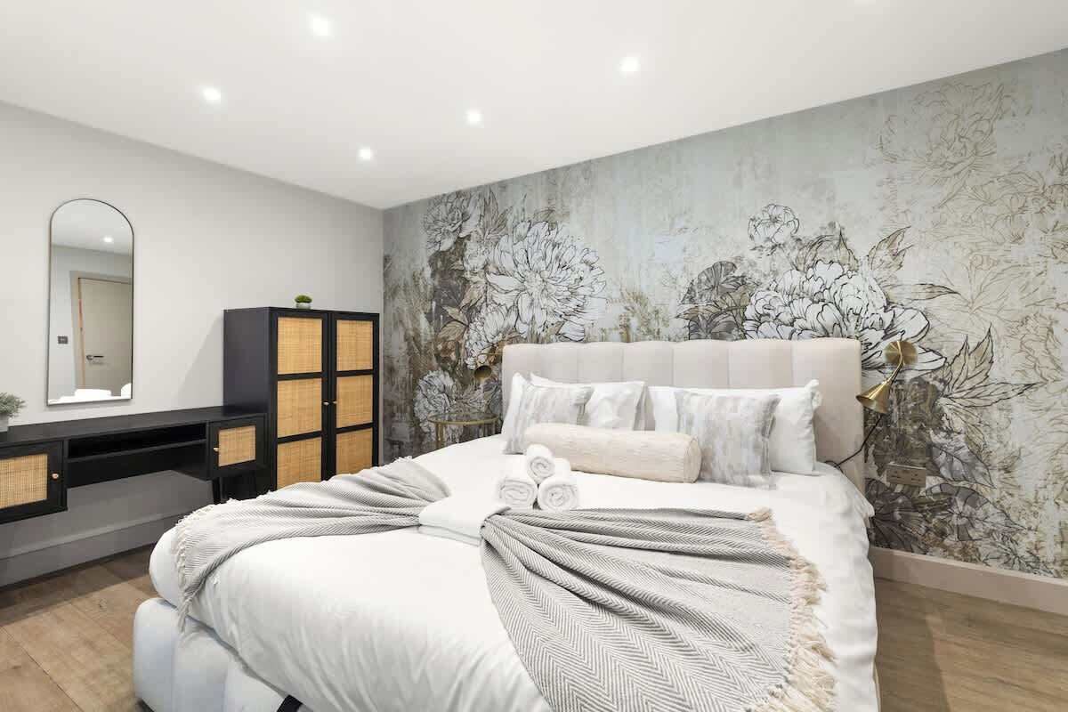 Iron/ironing board, travel cot, WiFi, bed sheets