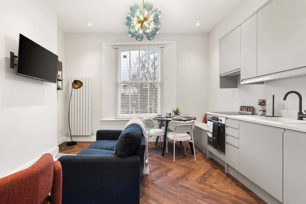 TV, offices - Live Like a Local Luxury 2BR in Islington, London (Greater London)