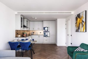 Wasserkocher mit Kaffee-/Teezubehör, Kühlschrank, Mikrowelle, Ofen