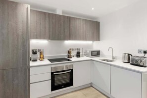 Wasserkocher mit Kaffee-/Teezubehör, Kühlschrank, Mikrowelle, Ofen