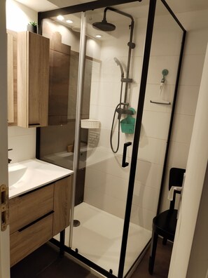Douche, sèche-cheveux, papier toilette