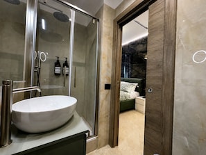 Habitación doble Confort, baño privado | Baño | Toallas, shampoo, papel de baño 