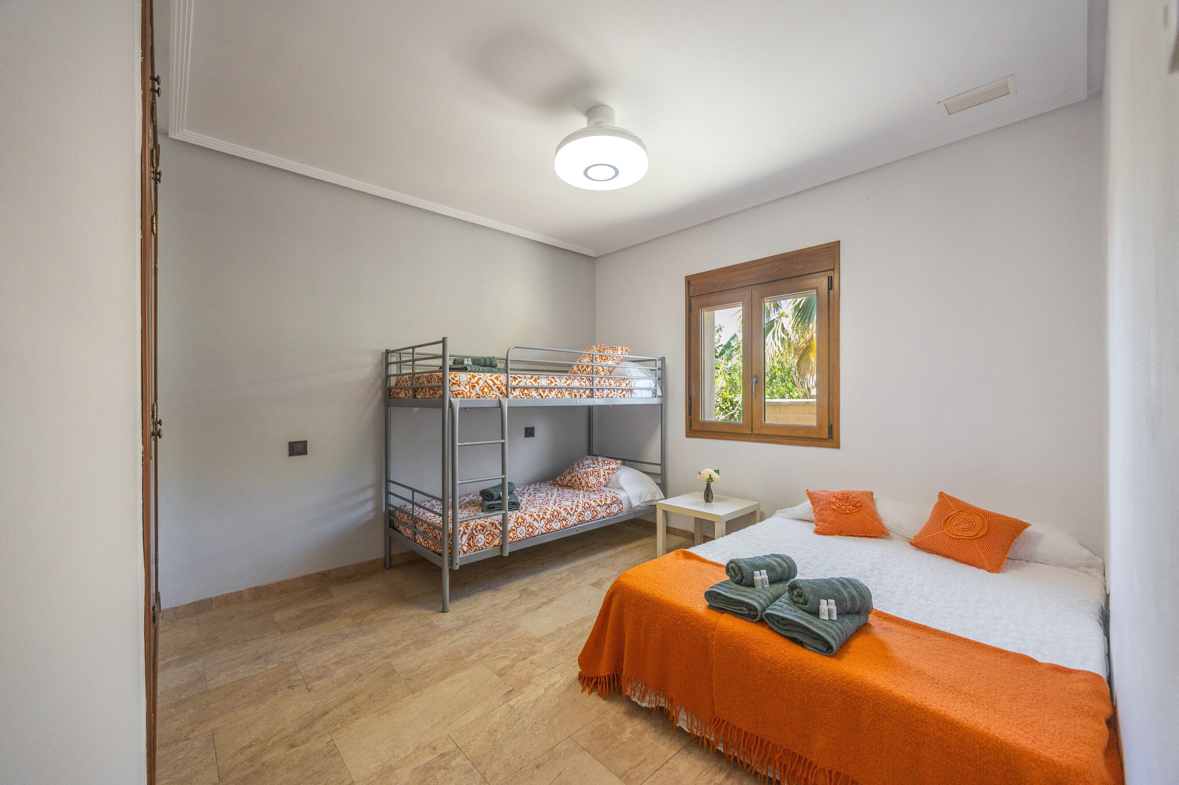 3 slaapkamers, een strijkplank/strijkijzer, wifi, beddengoed