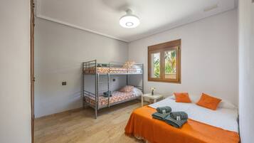 3 slaapkamers, een strijkplank/strijkijzer, wifi, beddengoed