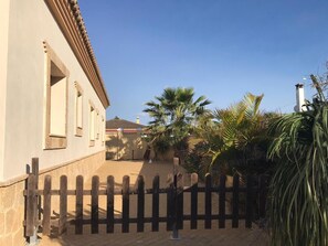 Property grounds - Spacious Holiday Chalet in Puerto Real – Cádiz (Puerto Real)