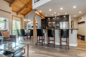 Coffee/tea maker, fridge, microwave, oven - Dog Friendly Villa, Close to Canyon Lodge (Mammoth Lakes)
