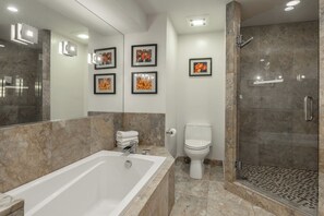 Ein modernes Badezimmer mit Badewanne, Toilette und begehbarer Dusche.