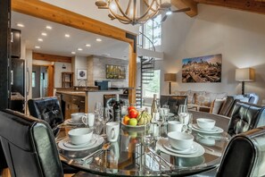 Dining - Dog Friendly Villa, Close to Canyon Lodge (Mammoth Lakes)