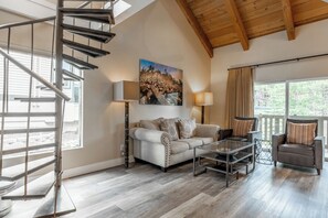 Smart TV, fireplace - Dog Friendly Villa, Close to Canyon Lodge (Mammoth Lakes)