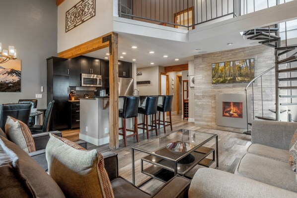 Smart TV, fireplace - Dog Friendly Villa, Close to Canyon Lodge (Mammoth Lakes)