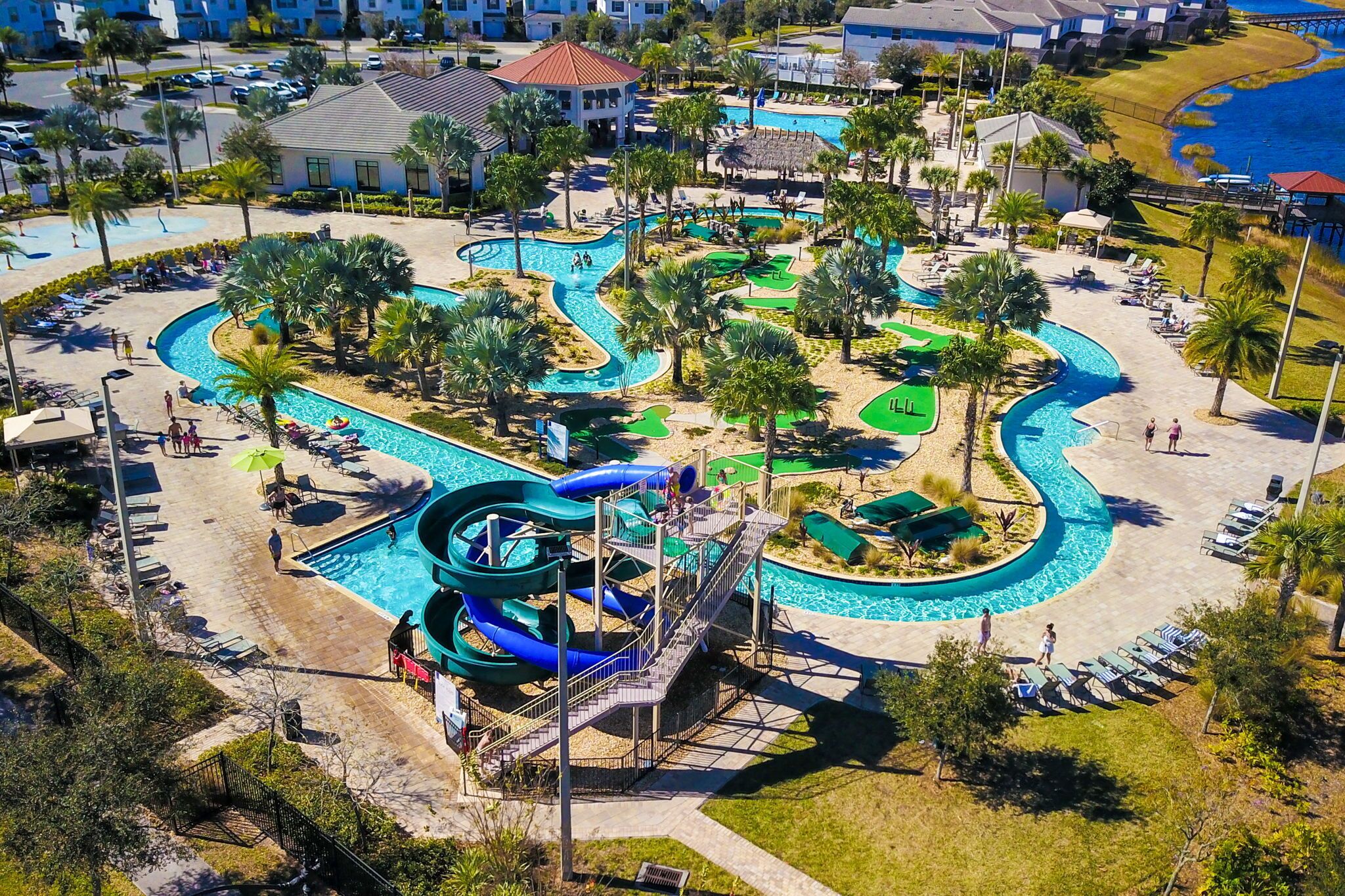 Una piscina al aire libre, una piscina climatizada