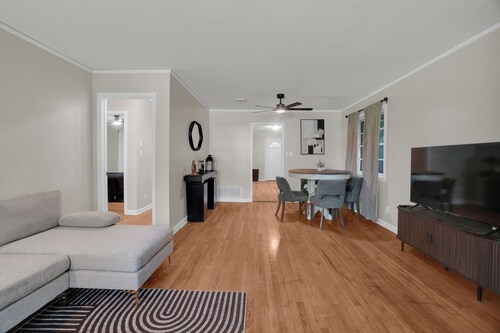 Modern Corporate Housing - 2 bedrooms 1 bathroom - Fast Wifi