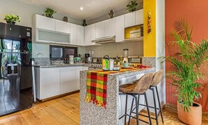 Wasserkocher mit Kaffee-/Teezubehör, Kühlschrank, Mikrowelle, Ofen