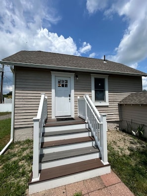 Exterior detail - Whispering Pines Cottage (Egg Harbor City)
