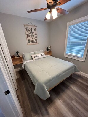 1 bedroom, WiFi, bed sheets - Whispering Pines Cottage (Egg Harbor City)