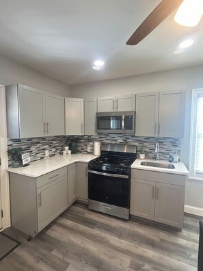 Coffee/tea maker, fridge, microwave, oven - Whispering Pines Cottage (Egg Harbor City)
