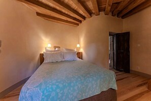 WiFi, bed sheets - Tour Est Vacation Rental at Château de Vachères. (Montclar-sur-Gervanne)
