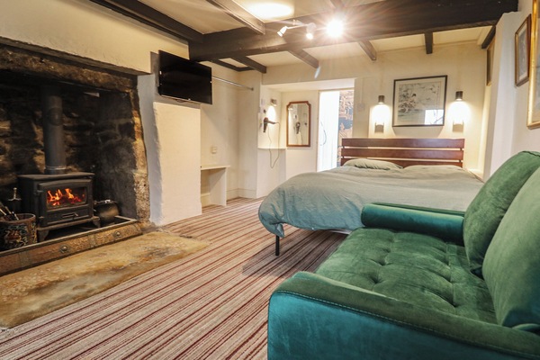 1 bedroom, individually decorated, individually furnished
