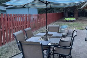 Outdoor dining - Bright 3-Bedroom Bend Retreat with AC, Large Yard Near Downtown and Old Mill (Bend)