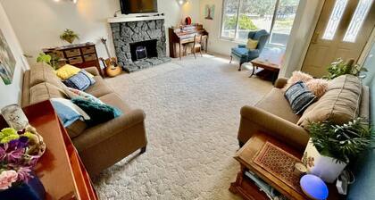Bright 3-Bedroom Bend Retreat with AC, Large Yard Near Downtown and Old Mill