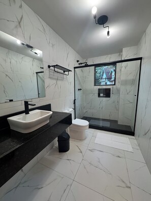 Quarto duplo luxo, 1 cama King | Banheiro | Chuveiro, secador de cabelo, toalhas de banho, sabonete