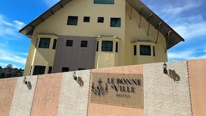 A hotel building with a sign reading 'Le Bonne Ville Hotel'. - Le Bonne Ville Hotel (Campos do Jordão)