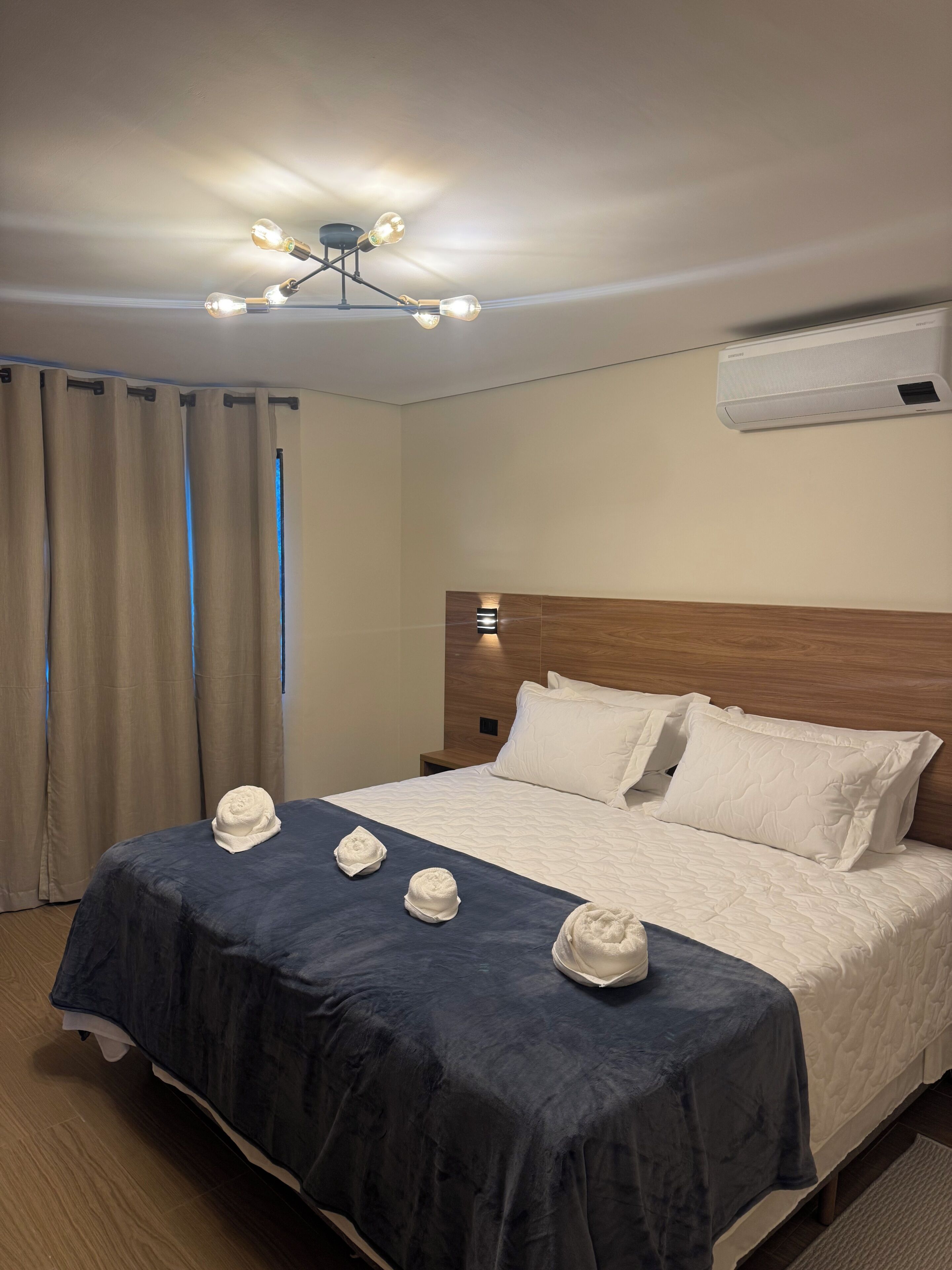Quarto duplo luxo, 1 cama King | Escrivaninha, espaço de trabalho para notebook, Wi-Fi de cortesia