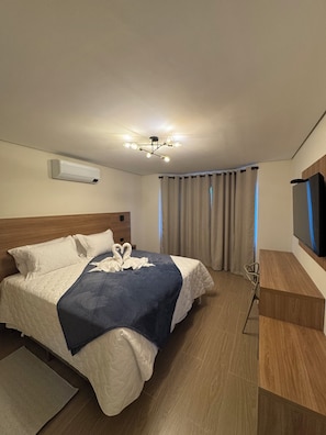 Quarto duplo luxo, 1 cama King | Escrivaninha, espaço de trabalho para notebook, Wi-Fi de cortesia