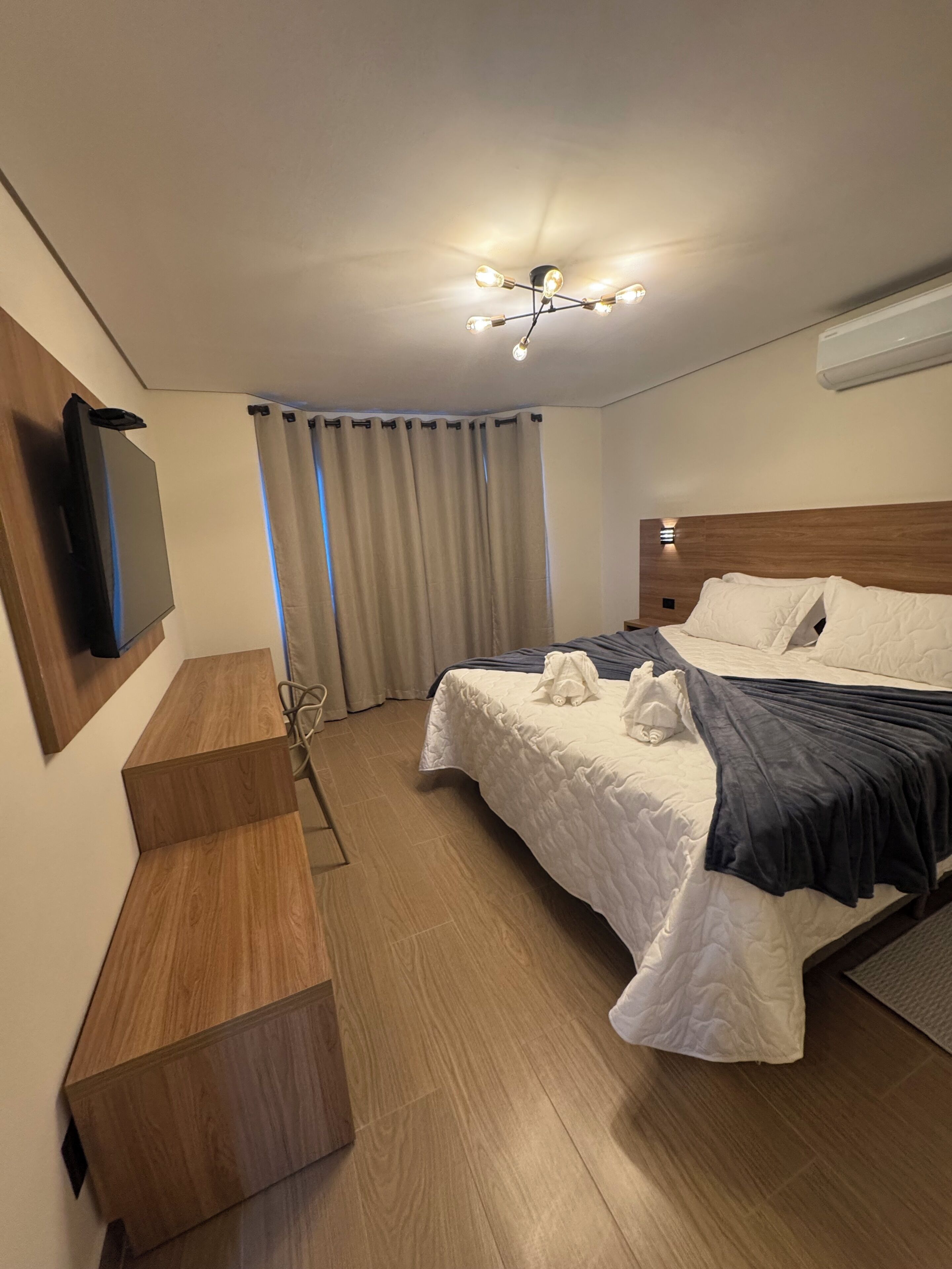Quarto duplo luxo, 1 cama King | Escrivaninha, espaço de trabalho para notebook, Wi-Fi de cortesia