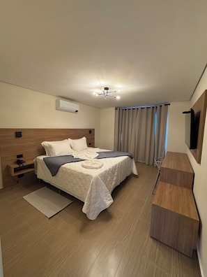 Deluxe-Doppelzimmer, Bergblick | Schreibtisch, laptopgeeigneter Arbeitsplatz, kostenloses WLAN