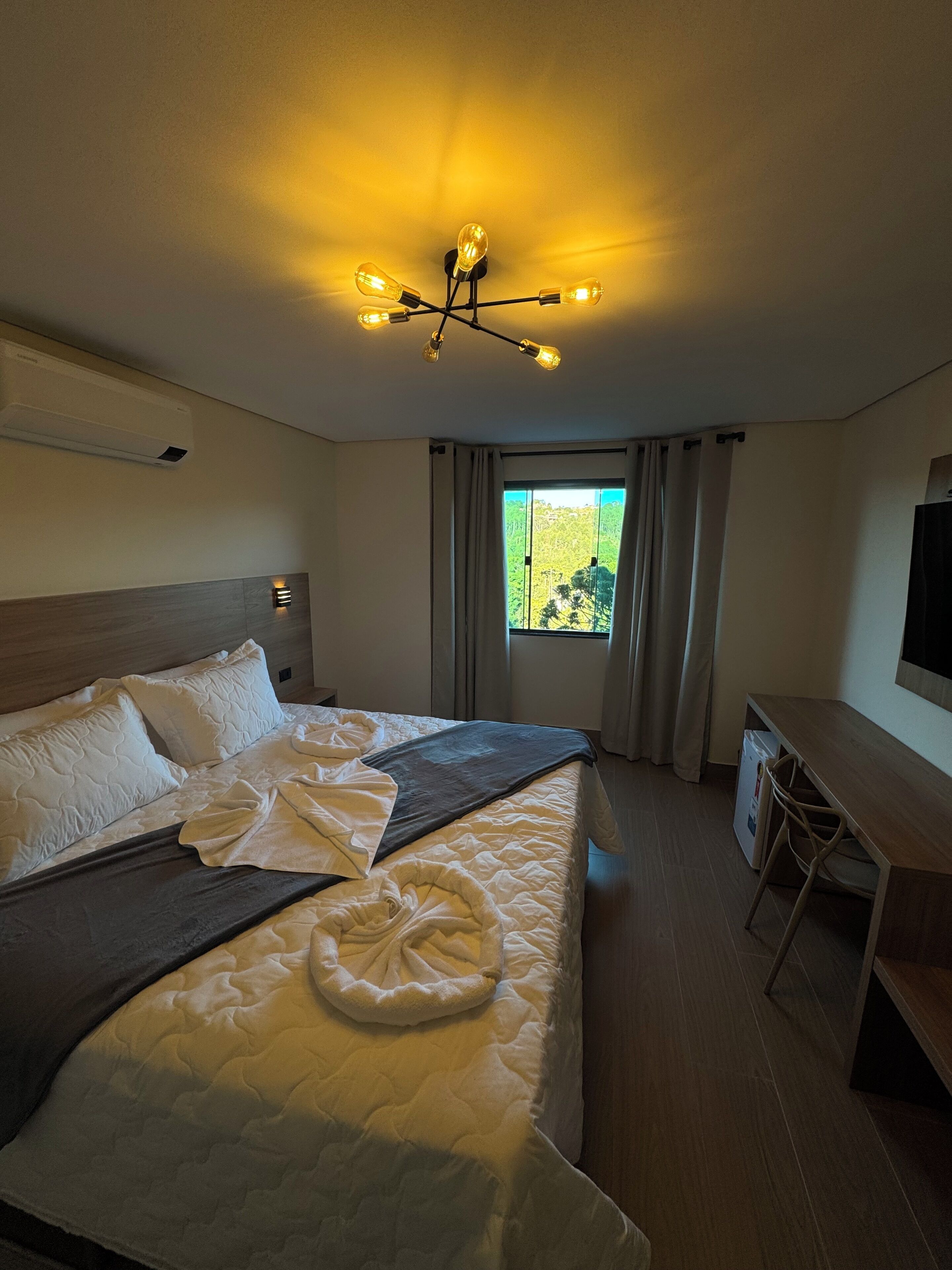 Quarto casal luxo, vista para a montanha | Escrivaninha, espaço de trabalho para notebook, Wi-Fi de cortesia