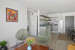 Dining - Town of Lewes penthouse with balcony, beach access, close to restaurants (Lewes)