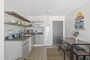 Coffee/tea maker, fridge, microwave, oven - Town of Lewes penthouse with balcony, beach access, close to restaurants (Lewes)