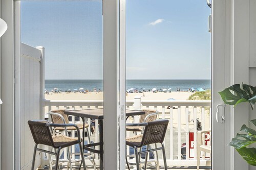 Town of Lewes penthouse with balcony, beach access, close to restaurants