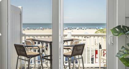 Town of Lewes penthouse with balcony, beach access, close to restaurants