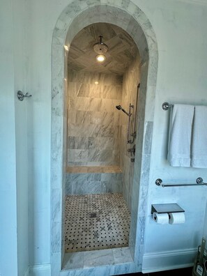 Dusche, Haartrockner, Bidet, Handtücher