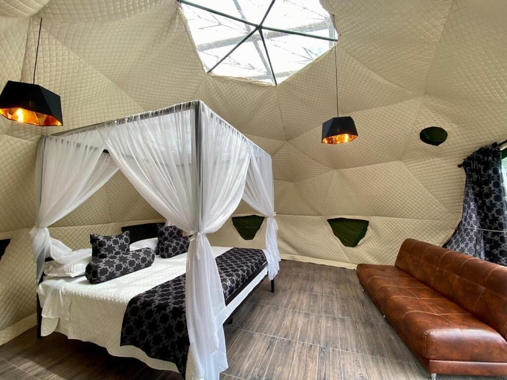Suite superior, 1 cama de matrimonio grande, balcón, vistas al río | Espacio para trabajar con un portátil, wifi gratis, ropa de cama