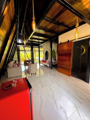 Deluxe-Suite, Bergblick, Turm | Individuell dekoriert, individuell eingerichtet