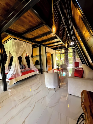 Deluxe-Suite, Bergblick, Turm | Individuell dekoriert, individuell eingerichtet
