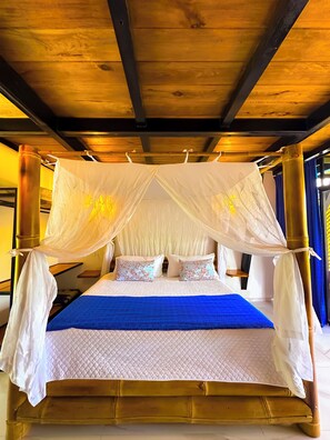 Laptop workspace, free WiFi, bed sheets - Suites Casa Colibrí (Mindo)