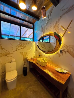 Shower, bathrobes, towels, soap - Suites Casa Colibrí (Mindo)
