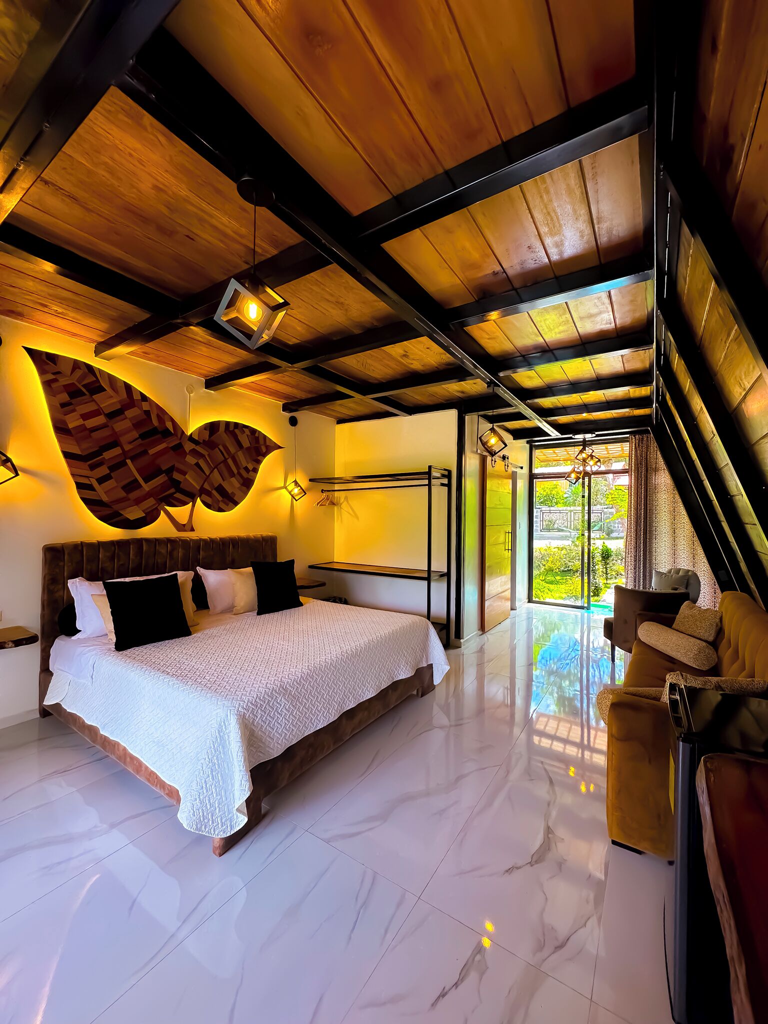 Superior-Suite, 1 King-Bett, Balkon, Flussblick | Individuell dekoriert, individuell eingerichtet