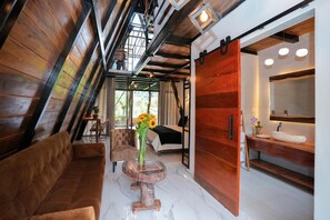 Suite – superior, 1 kingsize-seng, balkong, elveutsikt | Oppholdsområde