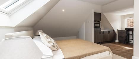 Tabla de planchar con plancha, wifi gratis y ropa de cama