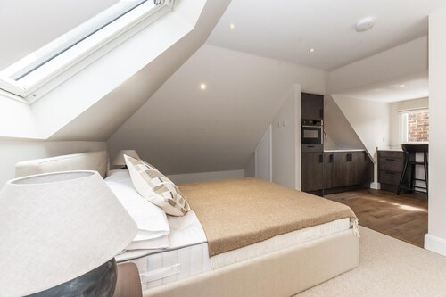 Central Surbiton Studio | Walk to Station - Pass the Keys