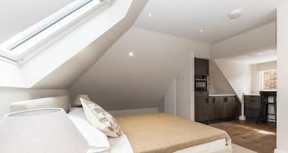 Central Surbiton Studio | Walk to Station - Pass the Keys