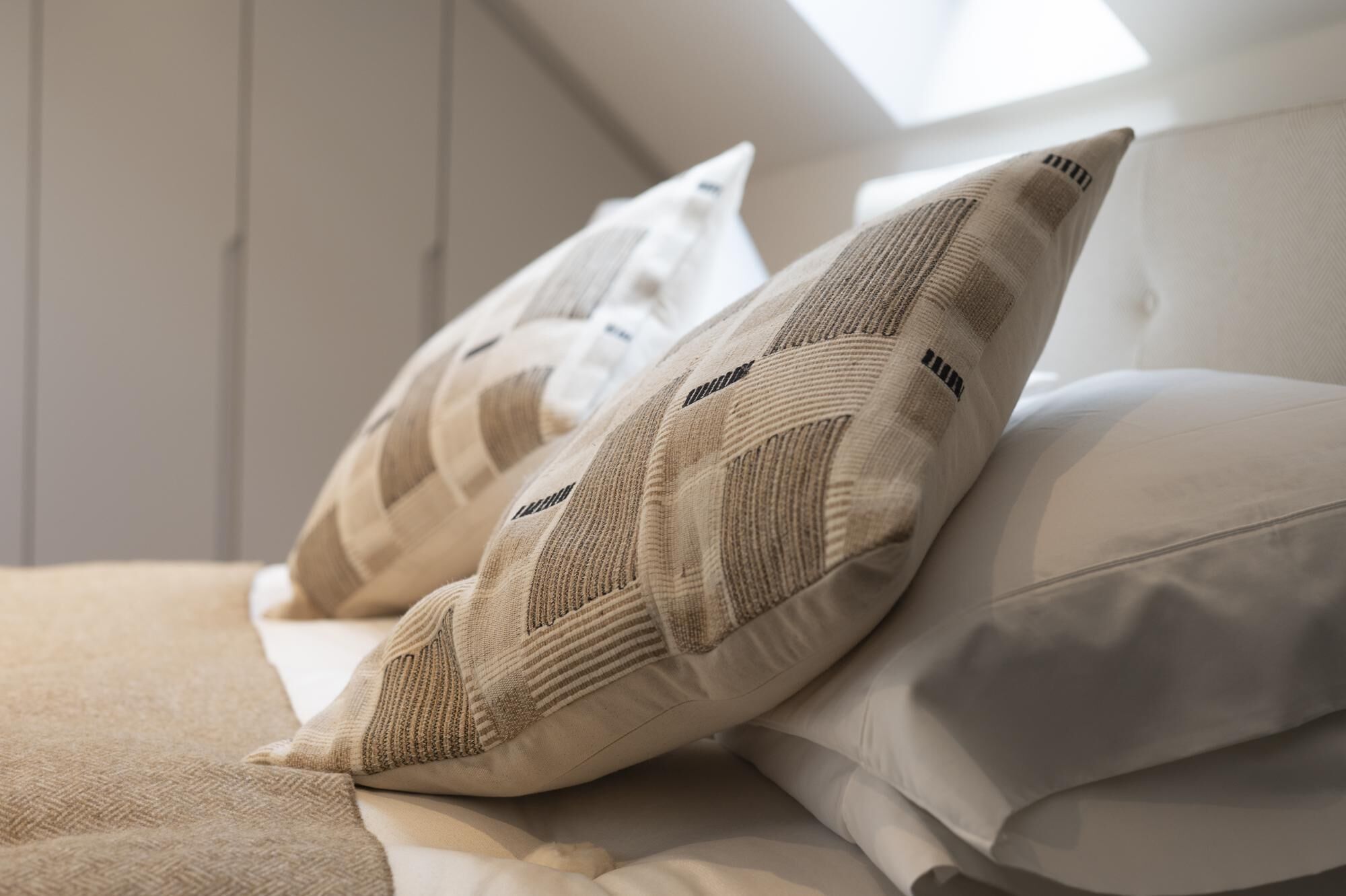 Een bed met twee kussens en een dekbed.