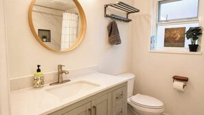Shower, hair dryer, shampoo - Comfy 3 Beds | 5-min Walk to SkyTrain | 20-min DT (Vancouver)